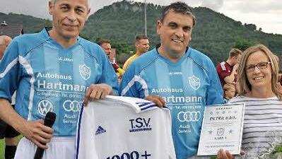 Vor der Partie ehrte TSV-Abteilungsleiter Bernd Marsching (l.) Peter Bail für 1000 Spiele und überreichte dessen Gattin Birgit den obligatorischen Blumenstrauß.