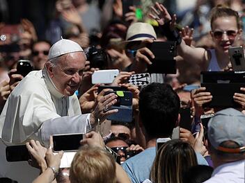 Handy allerorten: Selbst der Papst macht Selfies. Ein Gastwirt hat nun das Wischkästla von seinem Stammtisch verbannt. Foto: dpa