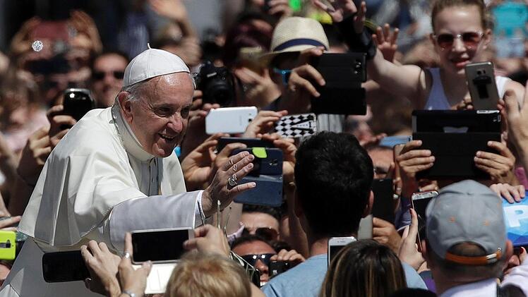 Handy allerorten: Selbst der Papst macht Selfies. Ein Gastwirt hat nun das Wischkästla von seinem Stammtisch verbannt. Foto: dpa