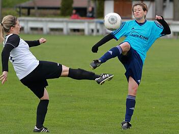 Die Frauenauracherinnen um Stephanie Seeberger (r.) feierten in der Bezirksliga 1 einen Arbeitssieg. Foto: privat