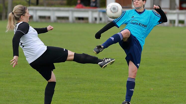 Die Frauenauracherinnen um Stephanie Seeberger (r.) feierten in der Bezirksliga 1 einen Arbeitssieg. Foto: privat