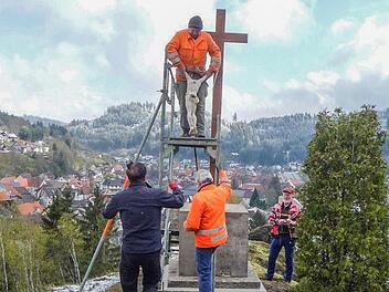 Abnahme des Korpus Christi vom Rollenbergkreuz Foto: Siegfried Petrikowski