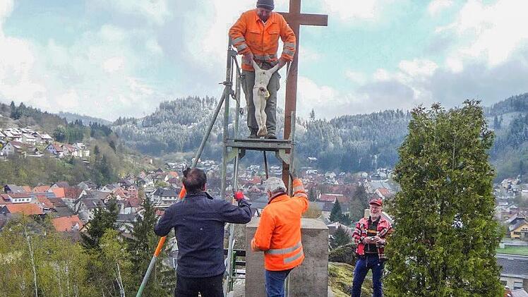 Abnahme des Korpus Christi vom Rollenbergkreuz Foto: Siegfried Petrikowski