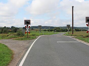 Beim Andreaskreuz darf nicht mehr in die Staatsstraße eingefahren werden. Foto: Evi Seeger