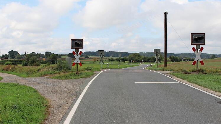 Beim Andreaskreuz darf nicht mehr in die Staatsstraße eingefahren werden. Foto: Evi Seeger