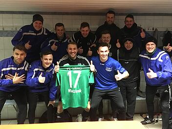 Gute Besserung aus der Sander Kabine: Shaban Rugovaj, Simon Flachsenberger, Fabian Röder, Kevin Moser, André Karmann, Dominik Rippstein, Danny Schlereth, Max Witchen, Dominik Schmitt, Dieter Schlereth, Kevin Steinmann, Johannes Bechmann (von links) drücken Sven Wieczorek die Daumen. Foto: privat