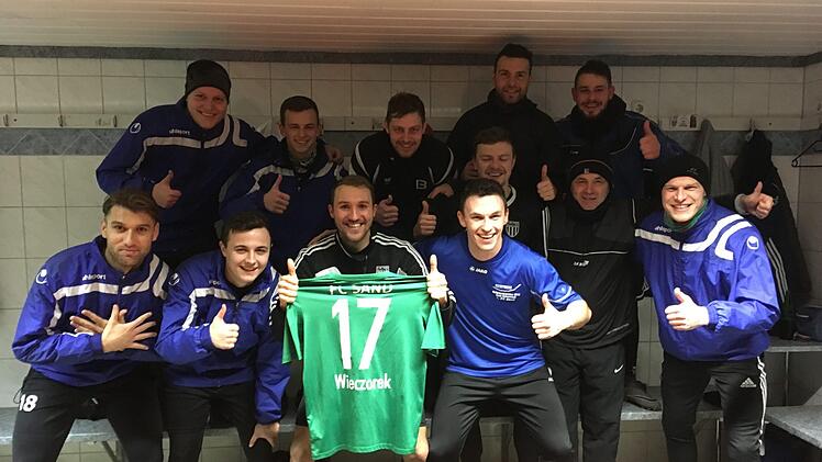 Gute Besserung aus der Sander Kabine: Shaban Rugovaj, Simon Flachsenberger, Fabian Röder, Kevin Moser, André Karmann, Dominik Rippstein, Danny Schlereth, Max Witchen, Dominik Schmitt, Dieter Schlereth, Kevin Steinmann, Johannes Bechmann (von links) drücken Sven Wieczorek die Daumen. Foto: privat