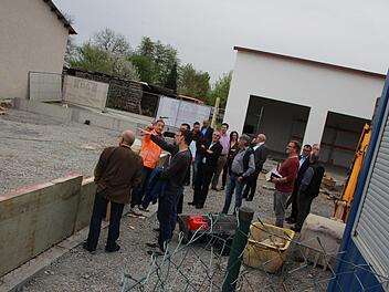 Mit Bauhof-Chef Michael Schmitt und Projektleiter Norbert Hemberger haben sich die Gemeinderäte einen Eindruck von den Fortschritten am Oerlenbacher Bauhof gemacht. Der wird für gut eine Million Euro saniert und ausgebaut.  Fotos: Carmen Schmitt