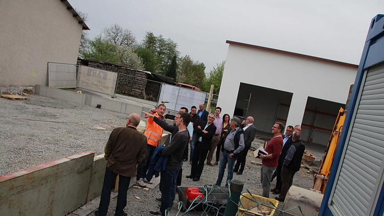 Mit Bauhof-Chef Michael Schmitt und Projektleiter Norbert Hemberger haben sich die Gemeinderäte einen Eindruck von den Fortschritten am Oerlenbacher Bauhof gemacht. Der wird für gut eine Million Euro saniert und ausgebaut.  Fotos: Carmen Schmitt