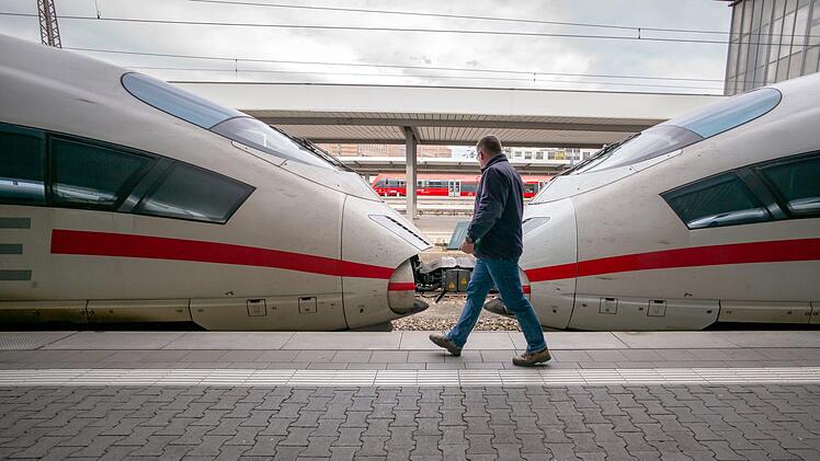 Die Deutsche Bahn plant eine Millionen-Investition in Nürnberg. Ministerpräsident Söder (CSU) und der Nürnberger OB-Kandidat Brehm (SPD) begrüßten die Entscheidung. Foto: Peter Kneffel/dpa