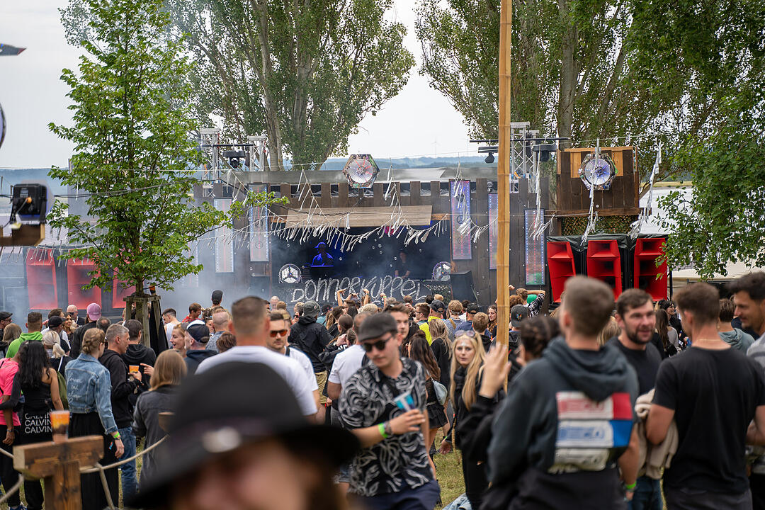 Sommer. Sonne. Tanzen. Techno. Bass!