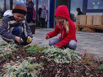 Daniel und Jana entfernen Unkraut.  Foto: Heike Schülein