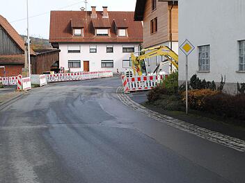 Seit kurzem sind die Bauarbeiten in der Sinntalstraße angekommen und nähern sich langsam dem westlichen Ortseingang. Foto: Evelyn Schneider