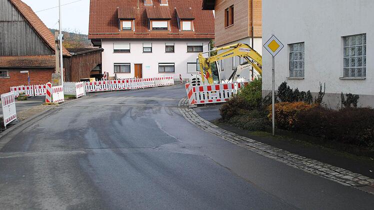 Seit kurzem sind die Bauarbeiten in der Sinntalstraße angekommen und nähern sich langsam dem westlichen Ortseingang. Foto: Evelyn Schneider