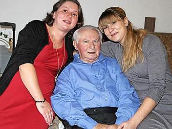 Ernst Leppert lässt sich zu seinem 90. Geburtstag von seinen beiden Enkelinnen Daniela und Kathrin verwöhnen. Foto: Sonja Adam