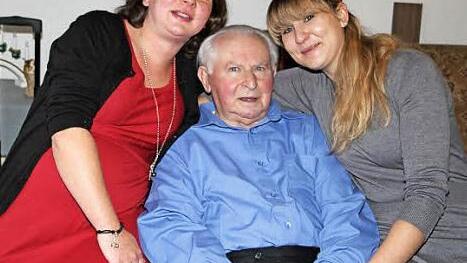 Ernst Leppert lässt sich zu seinem 90. Geburtstag von seinen beiden Enkelinnen Daniela und Kathrin verwöhnen. Foto: Sonja Adam