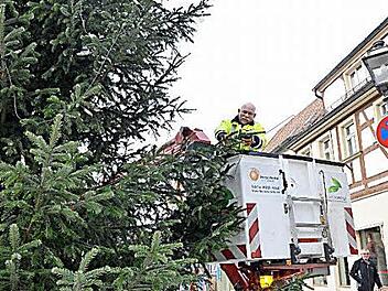 Jürgen Gügel schraubt eine Kerze nach der anderen vom Baum. Damit ist die Weihnachtszeit in Herzogenaurach offiziell beendet.  Foto: Panzer