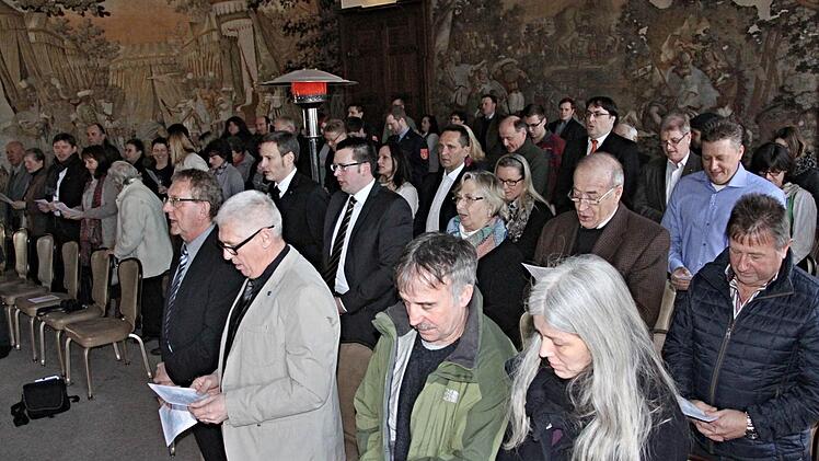 Bayernhymne und das Frankenlied ertönten zum Schluss der Veranstaltung in Burgpreppacher Schloss. Foto: Helmut Will