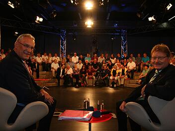 Bayerns Innenminister Joachim Herrmann (links) und MdL Paul Wengert (SPD) nahmen ein paar bedenkenswerte Vorschläge aus dem in ein Fernsehstudio verwandelten Energiepark Hirschaid mit. Fotos: Werner Baier