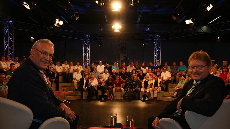 Bayerns Innenminister Joachim Herrmann (links) und MdL Paul Wengert (SPD) nahmen ein paar bedenkenswerte Vorschläge aus dem in ein Fernsehstudio verwandelten Energiepark Hirschaid mit. Fotos: Werner Baier