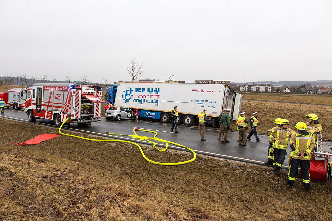 Tödlicher Unfall auf B303: Auto kracht in Lkw und wird mitgerissen