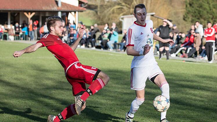 Im Anflug: Der Marktgraitzer Janik Gleich geht dazwischen als Andreas Geßlein (weißes Trikot) zur Grundlinie gehen will.  Foto: Heinrich Weiß