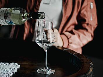 Weinliebhaber willkommen: Kerstin Laufer lädt jeden Tag zur Weinprobe ein und gibt Einblick in das Winzerhandwerk.  Foto: Lea Schreiber