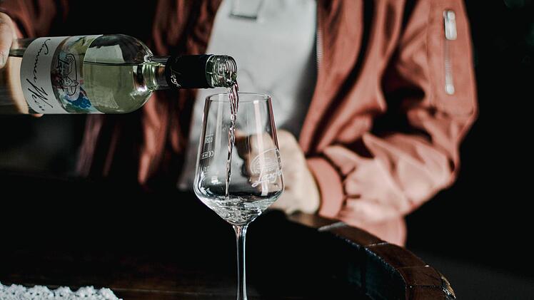 Weinliebhaber willkommen: Kerstin Laufer lädt jeden Tag zur Weinprobe ein und gibt Einblick in das Winzerhandwerk.  Foto: Lea Schreiber