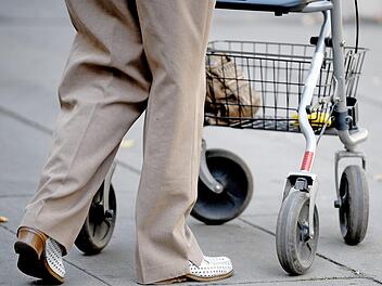 Mit dem Rollator richtig zu laufen will gelernt sein. Allzu oft gehen die Menschen vorn&uuml;bergebeugt und schieben die Gehhilfe vor sich her, anstatt sich aufrecht dicht an dem Ger&auml;t zu bewegen.  Foto: Britta Peddersen, dpa