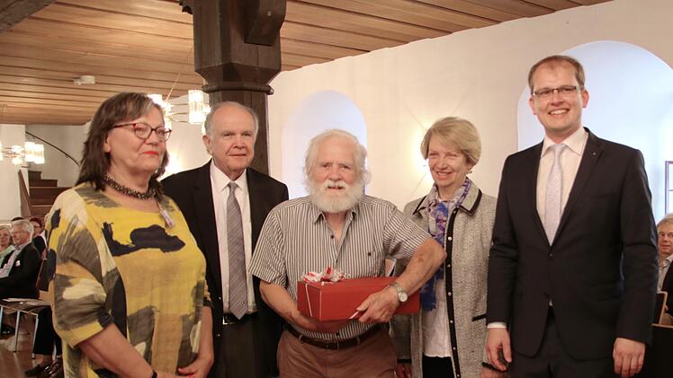Zum Ehrenmitglied des BFK wurde Hans Wuttig (Mitte) ernannt, umrahmt von BFK-Vorsitzender Anita Magdalena Franz (links) und Bürgermeister  Ralf Hartnack (rechts) sowie Ehrenbürger und Mäzen Hans Albert Ruckdäschel und Ehefrau Margit. Foto: Klaus Klaschka