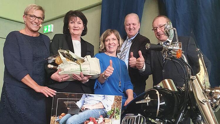 Hinter der Harley und größten Jenas der Welt (v. l.): Rosi Kraus,  Beate Opel, Christine Werner, Reinhard Friedrich und Werner Nützel Foto: Carmen Schwind