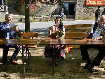 Mit Sicherheitsabstand haben die neue Bierkönigin Melanie I., OB Uwe Kirschstein (l.) und Bürgermeister Franz Streit (r.) angestoßen. Foto: Anna Röser