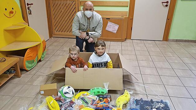 ATS-Vorsitzender Andr&eacute; Weber bei der &Uuml;bergabe des Spiele-Sets im Kindergarten "St. Bartholom&auml;us"