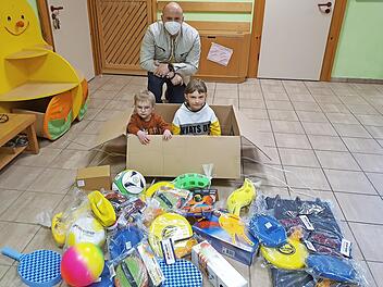 ATS-Vorsitzender André Weber bei der Übergabe des Spiele-Sets im Kindergarten "St. Bartholomäus"
