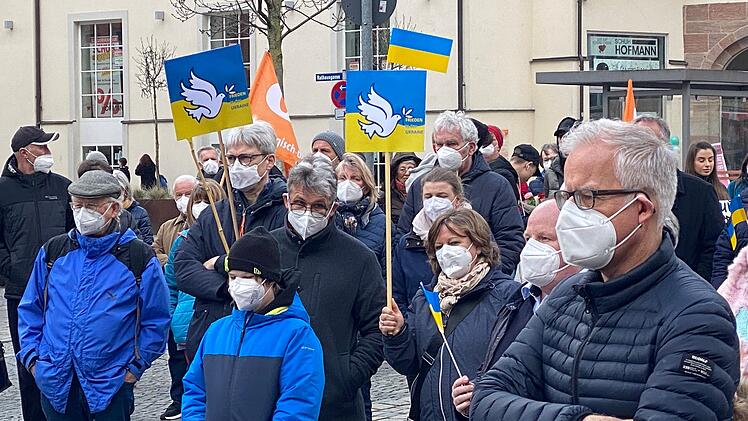 Krieg in der Ukraine: Mehrere hundert Menschen bei Mahnwache in Schwabach