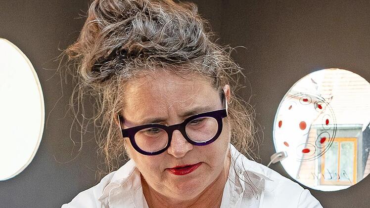 Petra Eisend lässt beim Konzert auf Schloss Aschach ihre Handpans erklingen.