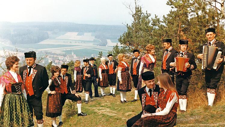 Der Reichenbacher S&auml;ngerkranz (im Bild eine Archivaufnahme der dazugeh&ouml;rigen Tanzgruppe) feiert sein 100-j&auml;hriges Bestehen zusammen mit dem FC.