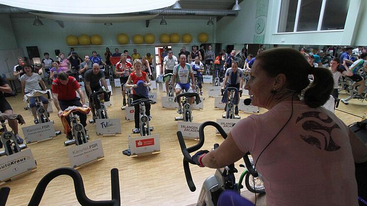 Trainer trieben die Teilnehmer 24 Stunden an, durchzuhalten.