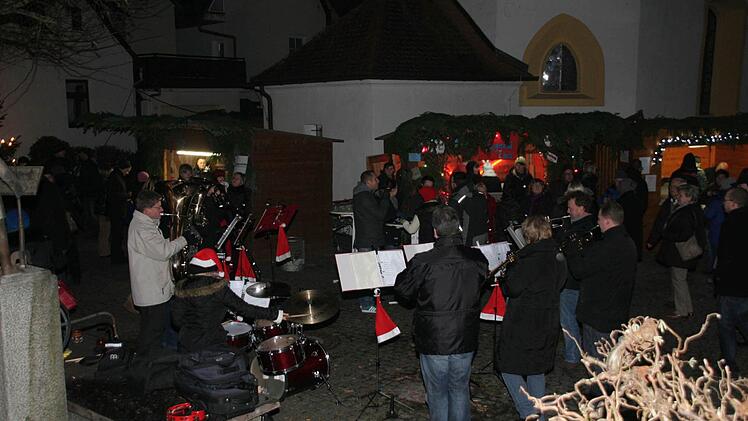 Weihnachtsmarkt Ebermannstadt: Die Bläser der Musikschule spielen vor der Marienkapelle. Foto: fra-press