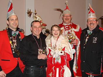 -Sitzungspräsident Timo Gallena, Gesellschaftspräsident Elmar Gimperlein und das Prinzenpaar Cindy und Axel nehmen den Bürgermeister Horst Reuther in ihre Mitte - um ihn danach in die Burg des Höpper-Elfers abzuführen zu lassen.