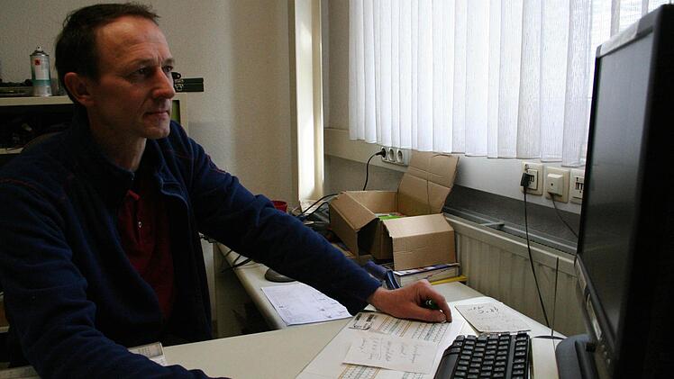 Andreas Lang kontrolliert den Klimacomputer.