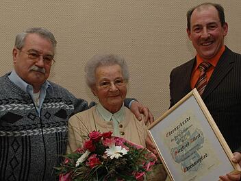 Zu Ehrenmitgliedern der "Fidelia" Reiterswiesen ernannte der Vereinsvorsitzende, Matthias Bühner (rechts), die Gründungsmitglieder Hermine und Siegfried Albert. Fotos: Peter Klopf