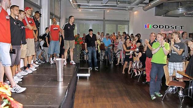Lang andauernde "Standing Ovations" gab es von den Ehreng&auml;sten f&uuml;r den gefeierten Meister Brose Baskets nach einer "einmaligen" Spielzeit mit 71 Begegnungen.  Fotos: Bertram Wagner