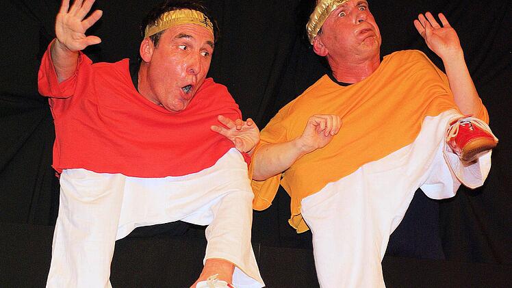 Kung Fu Figthers aus dem Vorhang: Norbert Wahler und Andreas Kress von der "Verunsicherung" Foto: Winfried Ehling