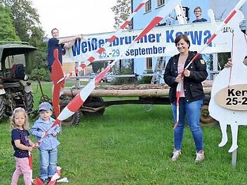 Die Akteure der KWG legen letzte Hand an bei der Aufstellung des Einladungsbanners mit den Tanzfiguren und Bändern. Von links, Bernd Redwitz (Vorsitzender der KWG), David Gödel (Kerwa-Bürgermeister), Carolin Zipfel-Kempf (Vertrauensfrau der evangelisch-lutherischen Kirchengemeinde), Michael Bohl (Zweiter Bürgermeister) und die jüngsten Kerwafreunde, Pauline und Simon (vorne).  Foto: Karl-Heinz Hofmann