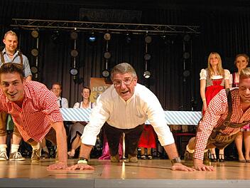 Andy Schmidt (links) und Tobias Wölfert (rechts) forderten im Rahmen des Lederhosenwettbewerbes Landrat und Jurymitglied Michael Busch zum Liegestütze-Duell. Foto: privat