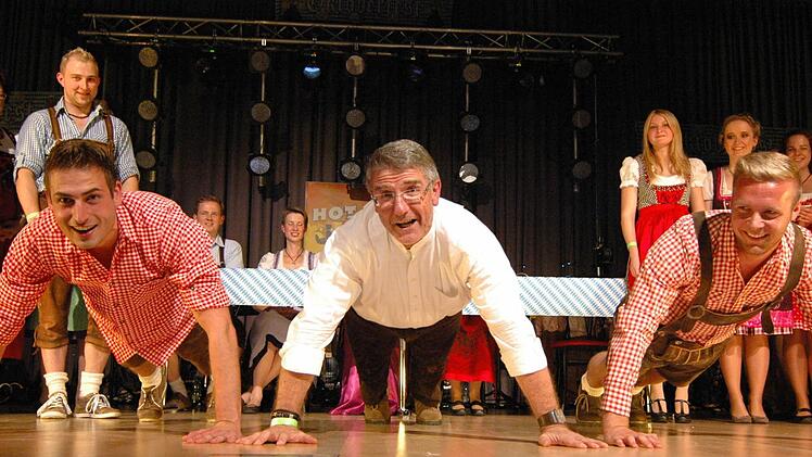 Andy Schmidt (links) und Tobias Wölfert (rechts) forderten im Rahmen des Lederhosenwettbewerbes Landrat und Jurymitglied Michael Busch zum Liegestütze-Duell. Foto: privat