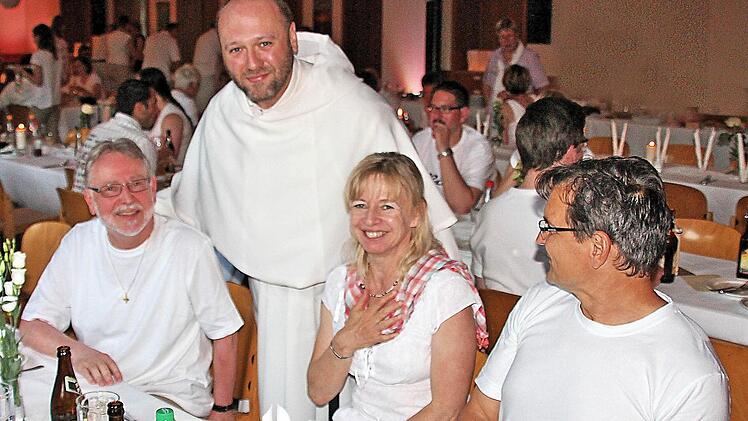 Pater Felix Meckl OSA (zweiter von links, hier zusammen mit einigen Gästen beim "diner en blanc") verlässt Münnerstadt.