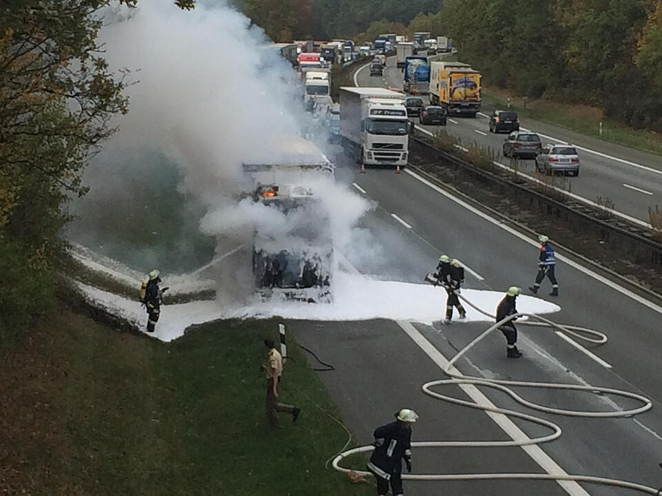 Lkw ging auf der A6 bei Schwabach in Flammen auf