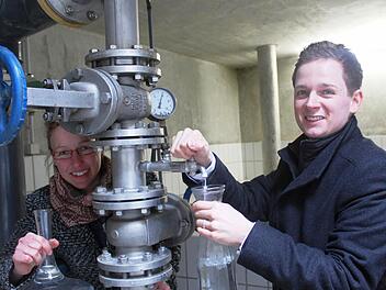 Na dann Prost: Thermen-Geschäftsführerin Stine Michel und Bürgermeister Tobias Ehrlicher gönnen sich trotz des eigenartigen Geschmacks einen Schluck vom eisenhaltigen Thermalbad-Wasser. Foto: privat
